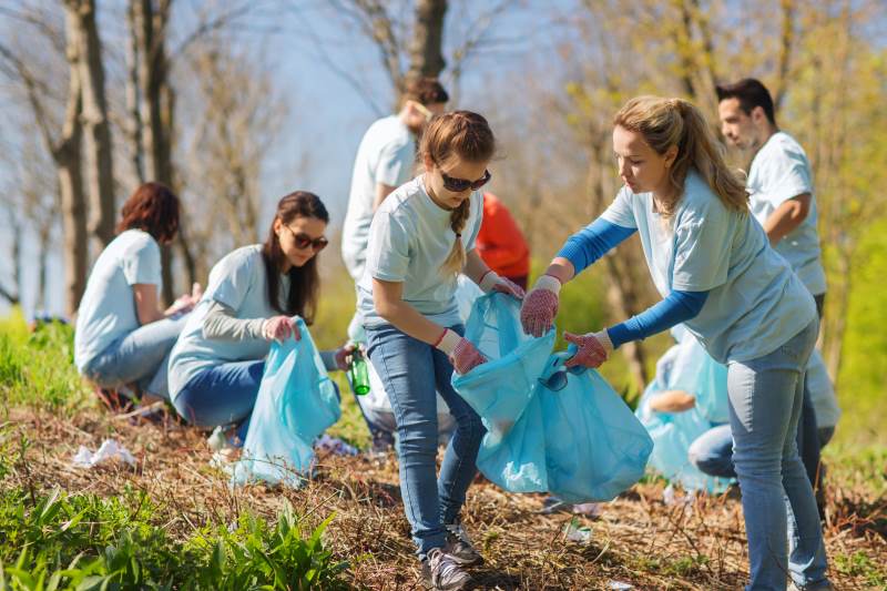 Volunteers clean up rubbish | Shine Lawyers